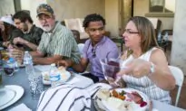 ‘Thanksgiving Grandma’ Teams Up With Airbnb to Welcome Stranger for Holiday