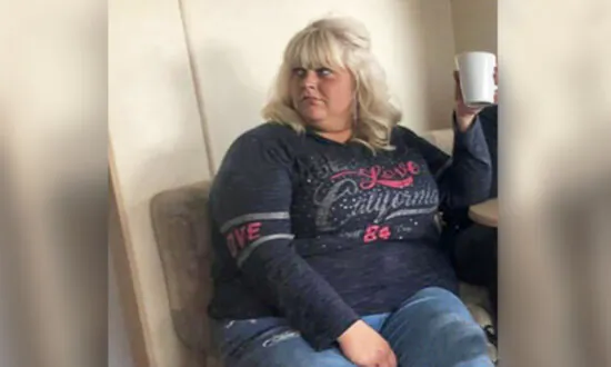 Obese Mom Shocked to See Her Sneaky Photo Taken by Her Little Daughter, Loses 130 Pounds in 2 Years