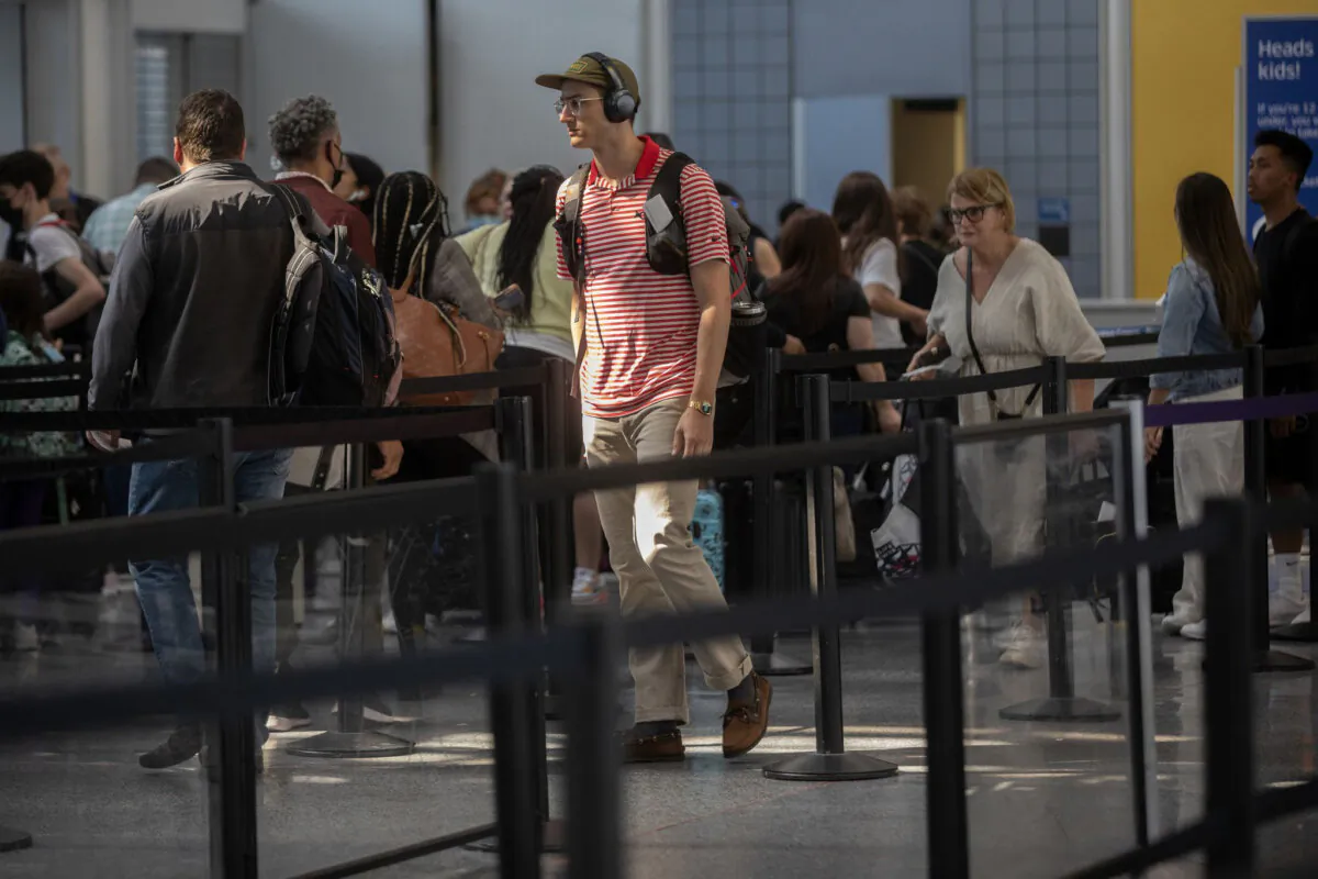 Travelers queue up at the security screening line at O'Hare International Airport in Terminal 1 on May 26, 2022. (Erin Hooley/Chicago Tribune/TNS)