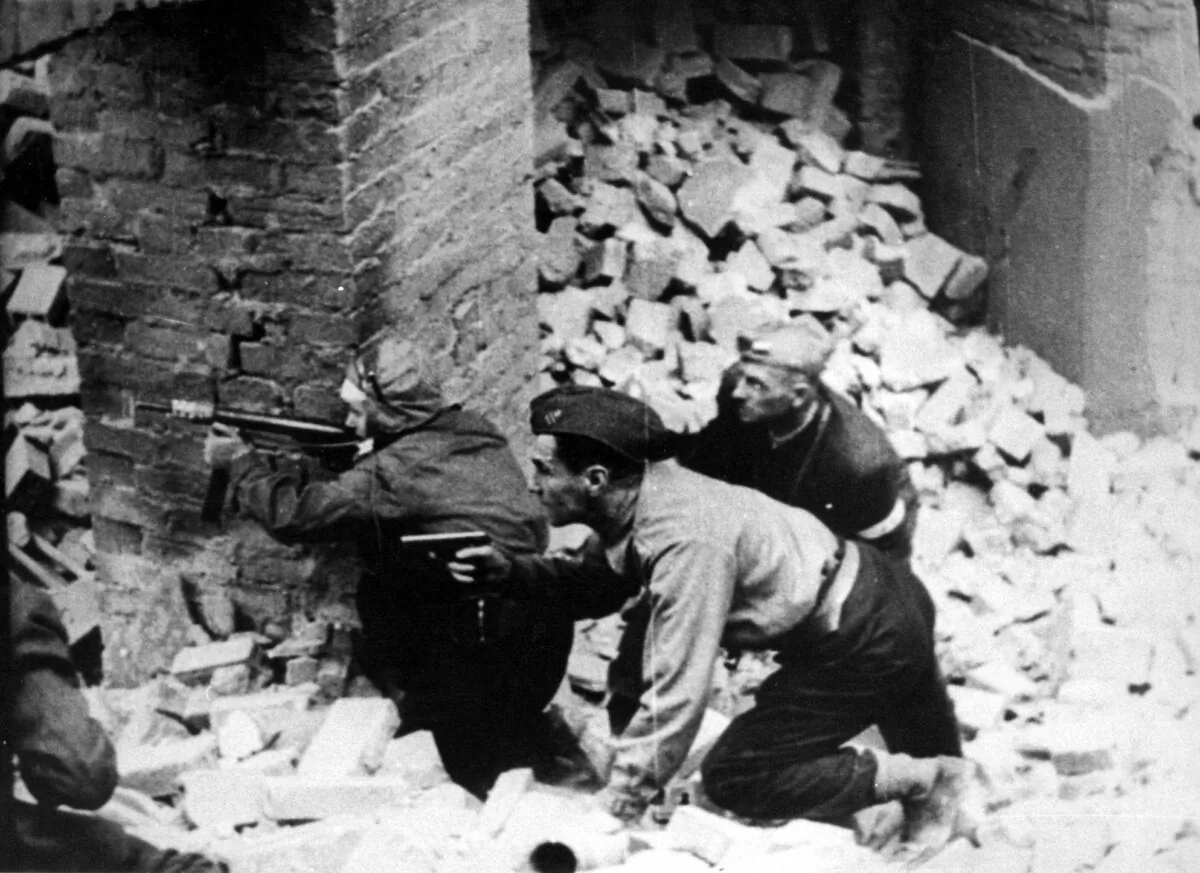 Picture taken in July 1944 shows insurgents fighting in the streets of Warsaw during the Warsaw Uprising. (HO/AFP via Getty Images)