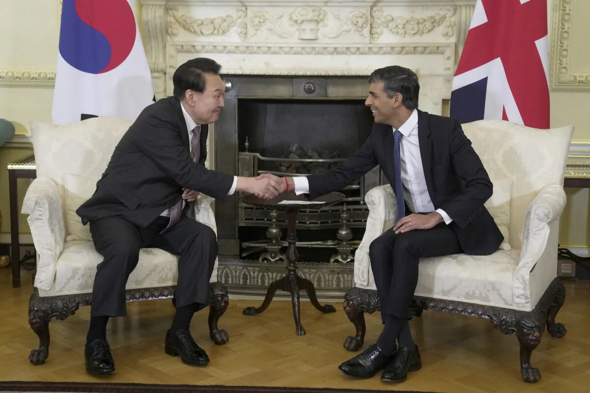 Britain's Prime Minister Rishi Sunak, right, shakes hands with President of South Korea Yoon Suk Yeol inside 10 Downing Street in London, U.K. on Nov. 22, 2023.  (Kin Cheung/WPA Pool/Getty Images)