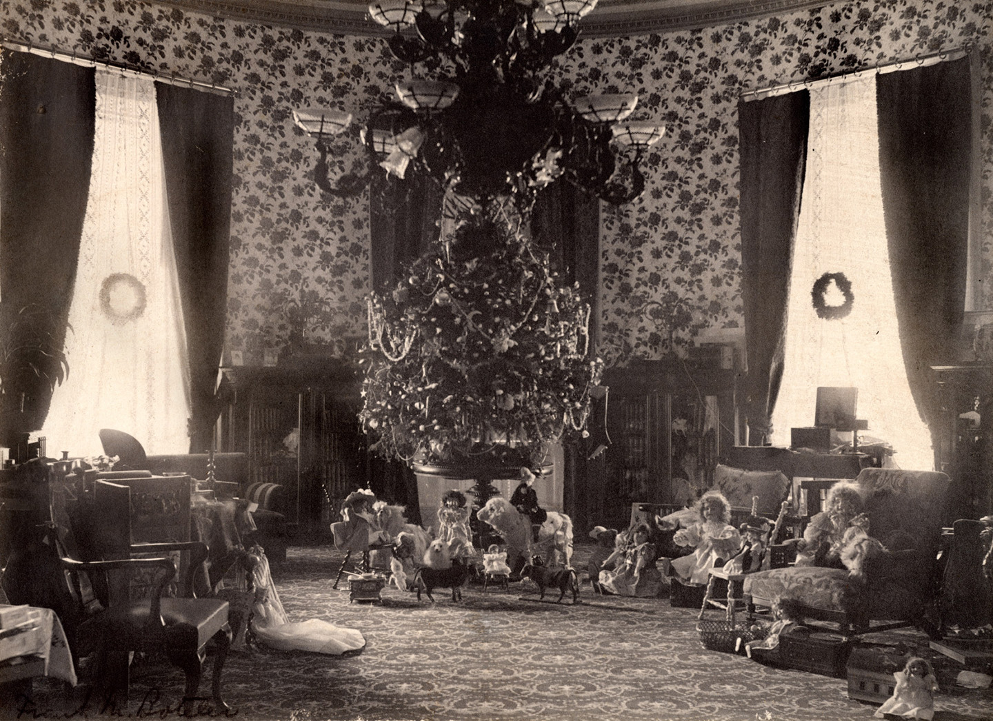 Early photo of White House Christmas tree