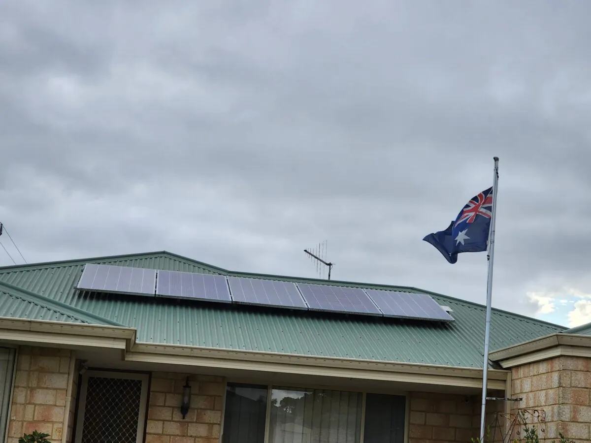 Solar panels can be seen alongside an Australian flag on a house on an overcast day in Albany, Western Australia, on Nov. 26, 2023. (Susan Mortimer/The Epoch Times)