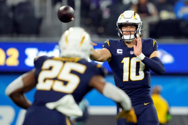 Los Angeles Chargers Quarterback Justin Herbert 10