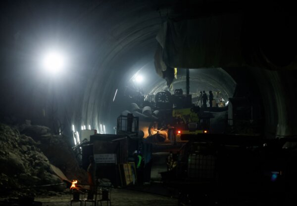 id5536403-india-tunnel-collapse.jpg
