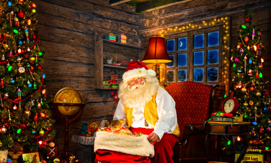 Veteran Portrays Santa Every Christmas To 'Keep Magic of the Season Alive'