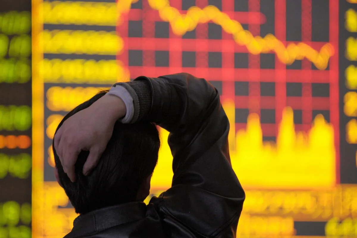 A man looks at an electronic board showing a downward graph of the share prices index at a securities company in Chengdu, in China's southwestern Sichuan Province, on March 18, 2008. (Liu Jin/AFP via Getty Images)