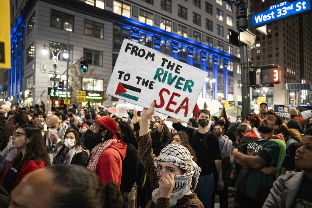 Pro-Palestinian supporters protest in New York on Nov. 17, 2023. (Samira Bouaou/The Epoch Times)
