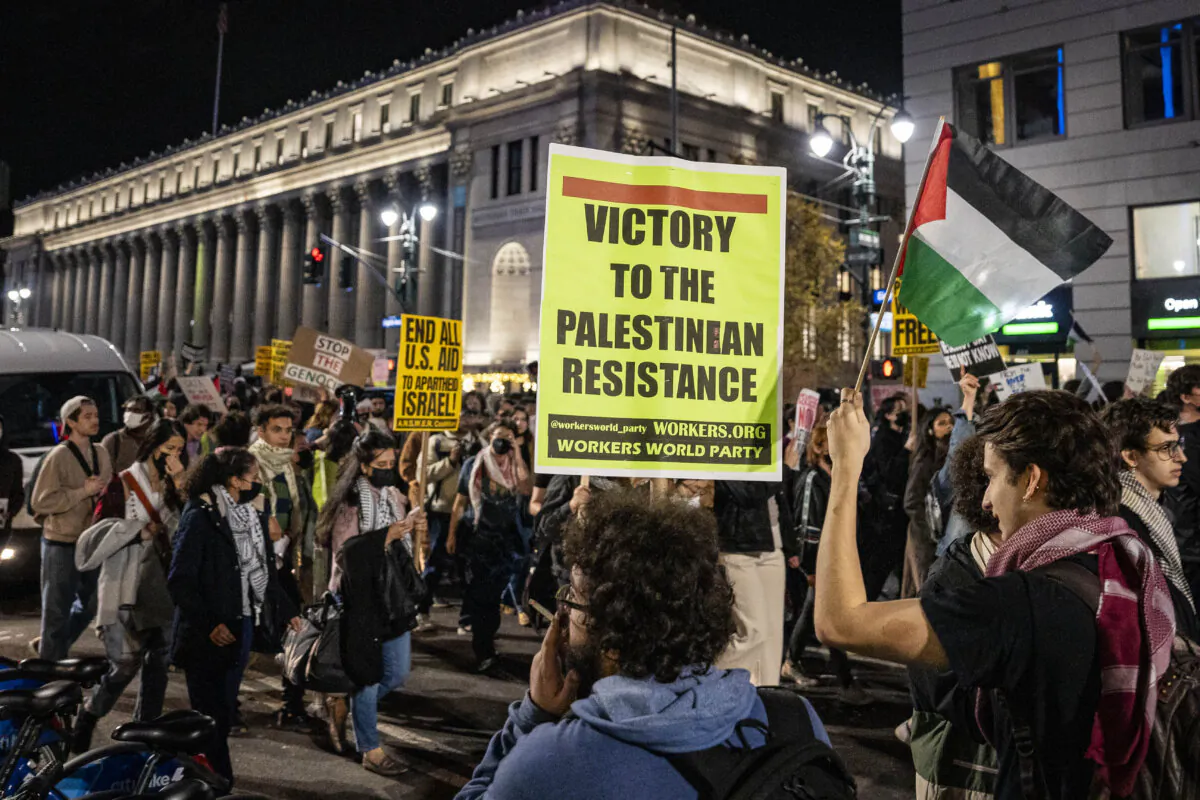Pro-Palestinian supporters protest in New York on Nov. 17, 2023. (Samira Bouaou/The Epoch Times)