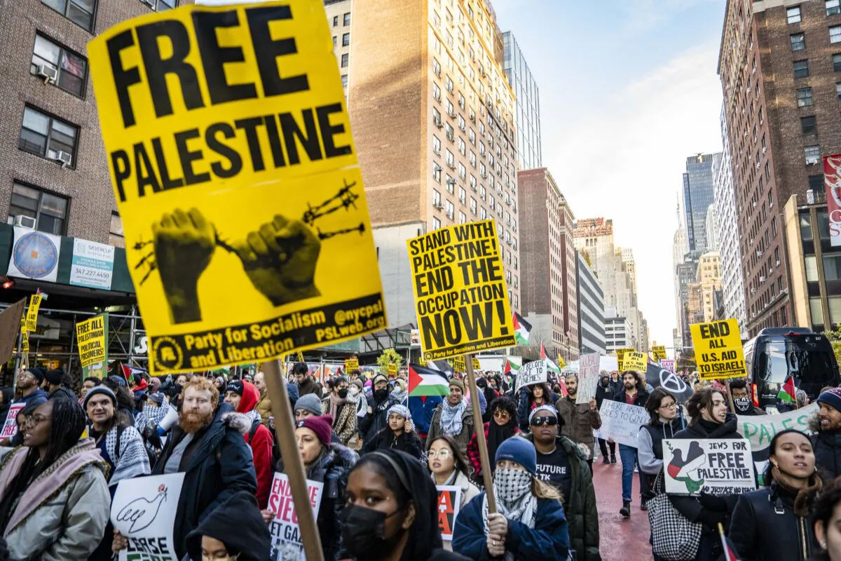 Pro-Palestinian groups protest in New York on Nov. 24, 2023. (Samira Bouaou/The Epoch Times)
