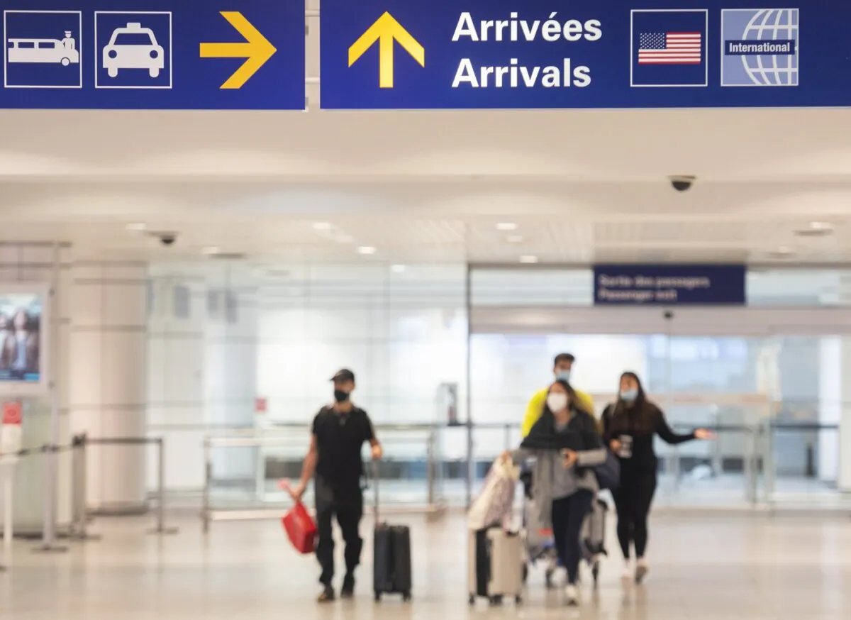 Travellers arrive at Trudeau Airport in Montreal, on April 20, 2022. (The Canadian Press/Graham Hughes)
