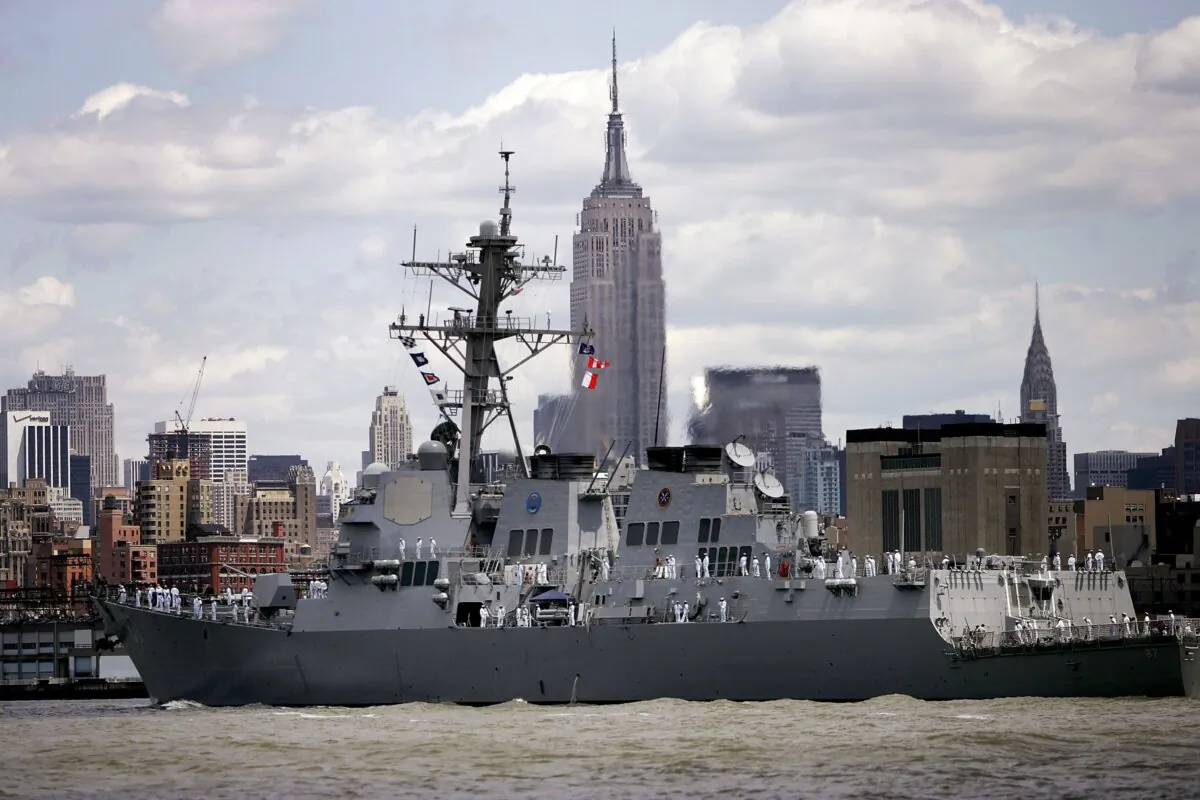 The USS Mason sails down the Hudson River past the Empire State building in New York on May 24, 2006. (Spencer Platt/Getty Images)