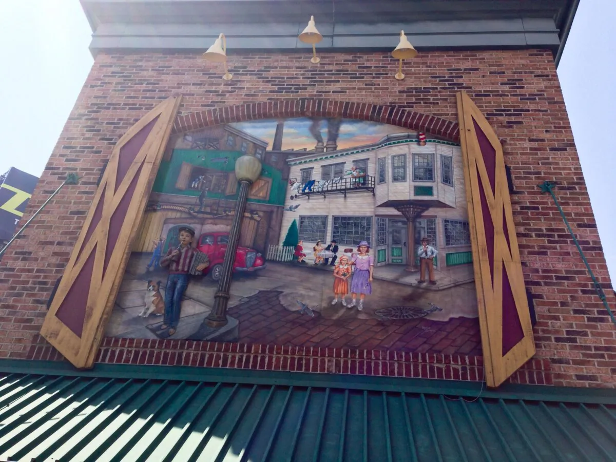 A mural in Chicago. One of the characters in “Hi Beautiful” is an artist who paints murals.  (PICTOR PICTURES/Shutterstock)