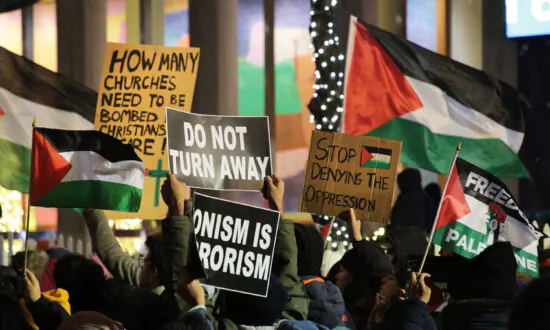 Police Prevent Huge Pro-Palestinian Crowd From Disrupting NYC’s Christmas Tree Illumination