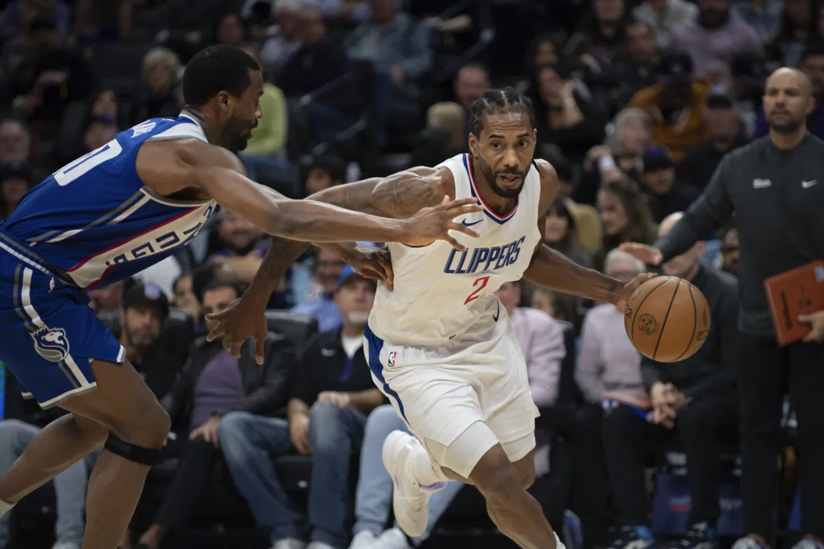 Los Angeles Clippers forward Kawhi Leonard (2) gets past Sacramento Kings forward Harrison Barnes (40) in the first quarter of an NBA basketball game in Sacramento, Calif., on Nov. 29, 2023. (José Luis Villegas/AP Photo)