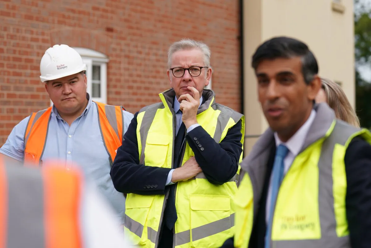 Prime Minister Rishi Sunak and Michael Gove, minister for levelling up, housing and communities, during a visit to the Taylor Wimpey Heather Gardens housing development in Norwich, Norfolk, on Aug. 29, 2023. (Joe Giddens/PA Wire)

