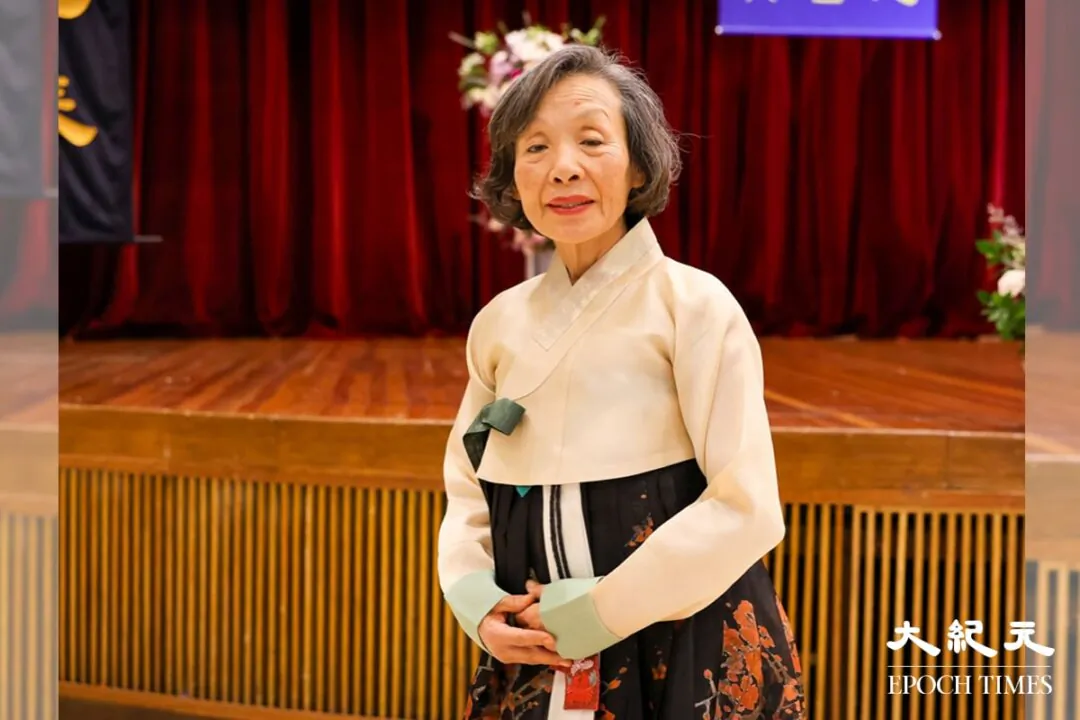 At the age of 70, South Korean senior Lee Young-ran had suffered from various eye conditions, including glaucoma and macular degeneration, for over a decade. She had almost lost her vision and found it challenging to open her eyes. After practicing Falun Gong for five months, her eyes could open wide, and she regained the ability to watch TV clearly. (The Epoch Times)