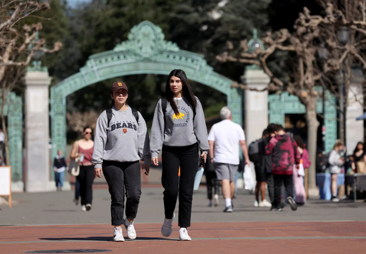 Students walk through Sproul Plaza on the UC–Berkeley campus in Berkeley, Calif., on March 14, 2022. (Justin Sullivan/Getty Images)