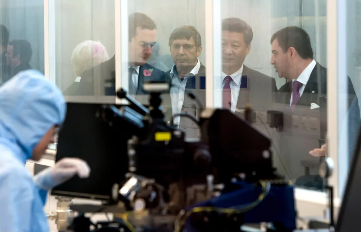 British Chancellor of the Exchequer George Osborne (L) and Chinese leader Xi Jinping (2nd R) visit Britain's National Graphene Institute at the University of Manchester in Manchester, northwest England, on Oct. 23, 2015. (Richard Stonehouse/AFP via Getty Images)