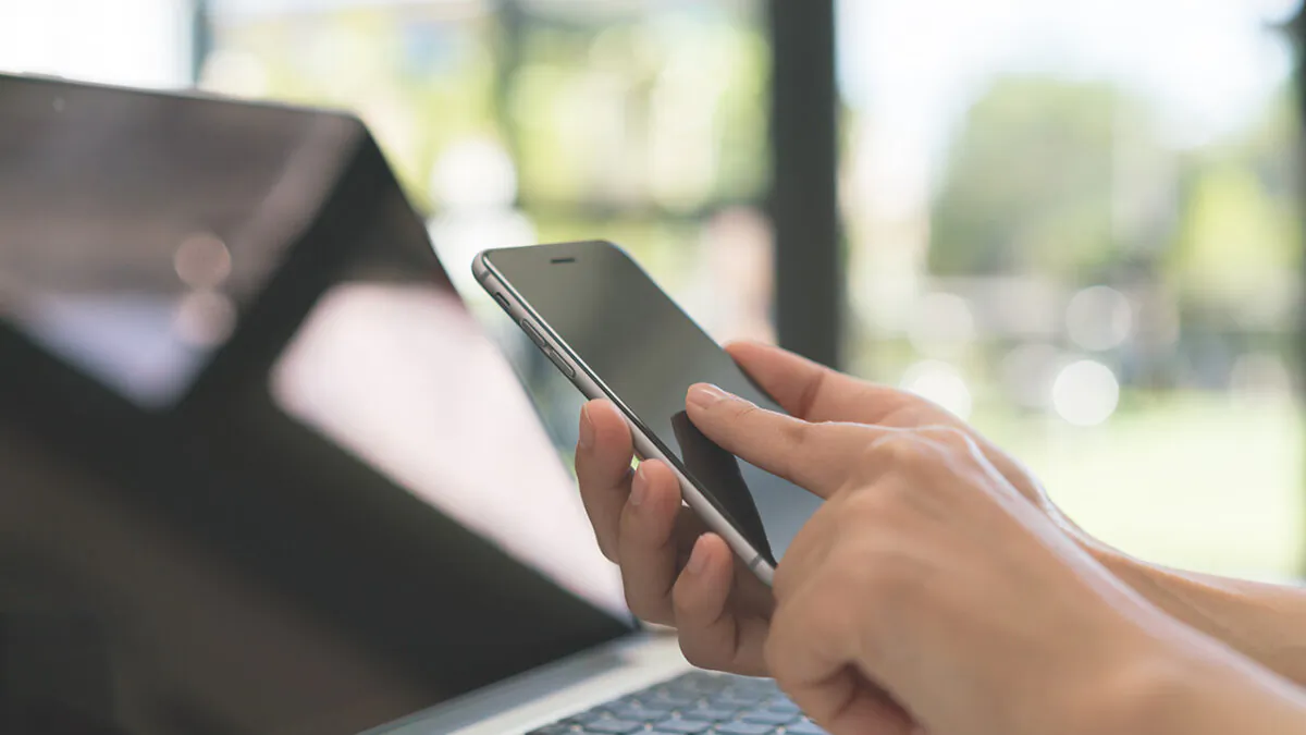 Person using a mobile phone. (jannoon028/Freepik)