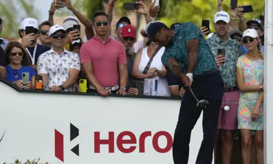 Tiger Woods Putts Into a Bunker and Loses Ground. Spieth and Scheffler Share Lead in Bahamas