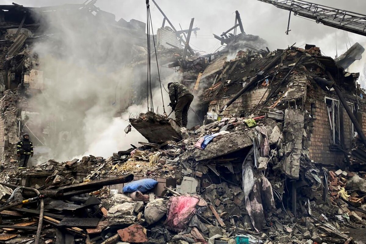 id5540009-rescuers-work.jpg