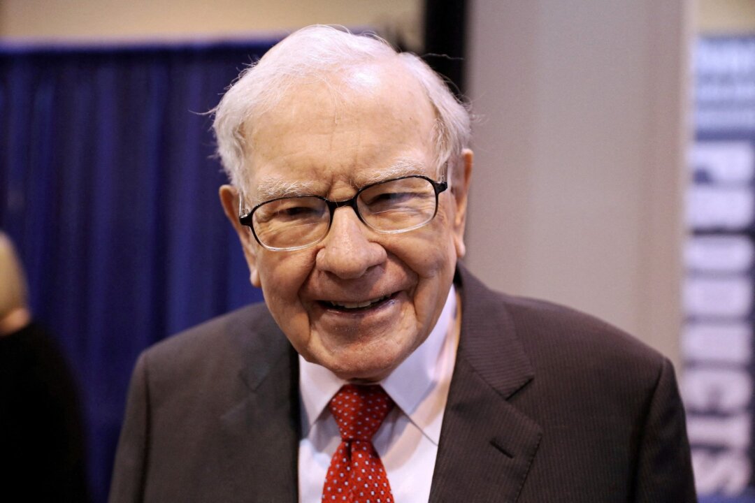 Warren Buffett Says He Doesn’t Endorse Candidates, Issues Warning on Impersonators