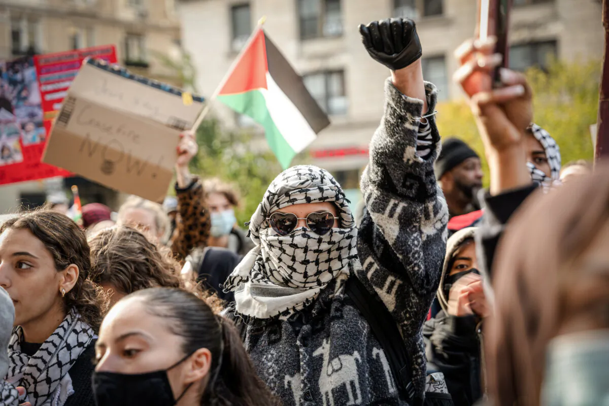 Students protest in support of Palestine and for free speech outside of the Columbia University campus in New York City, on November 15, 2023. (Spencer Platt/Getty Images)