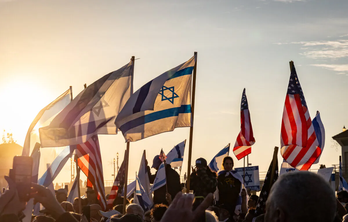 Supporters of Israel gather in Huntington Beach, Calif., on Dec. 3, 2023. (John Fredricks/The Epoch Times)