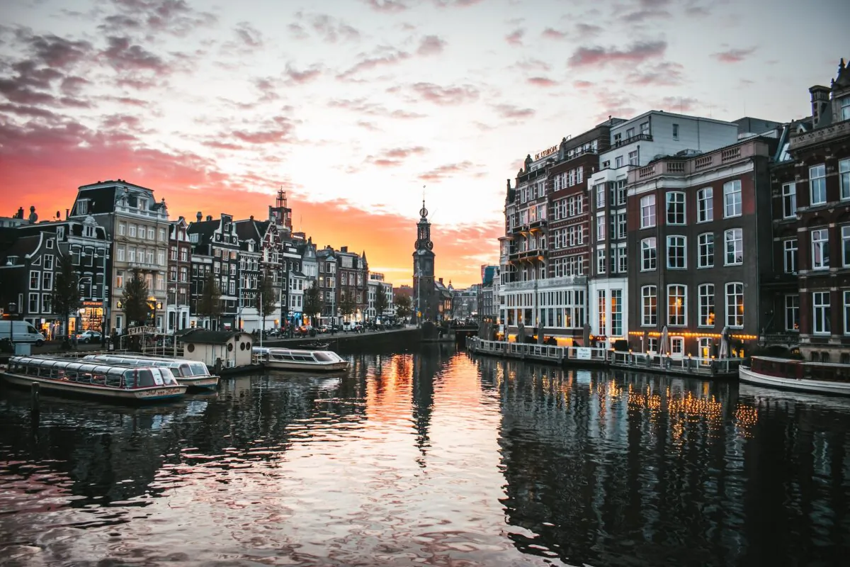 Sunset over Muntplein in Amsterdam. (Max van den Oetelaar/Unsplash)