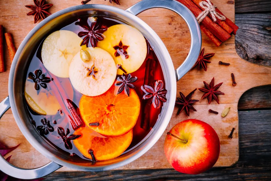 A hot mulled wine drink with citrus, apples, cinnamon sticks, cloves, and star anise. (nblx/Shutterstock)