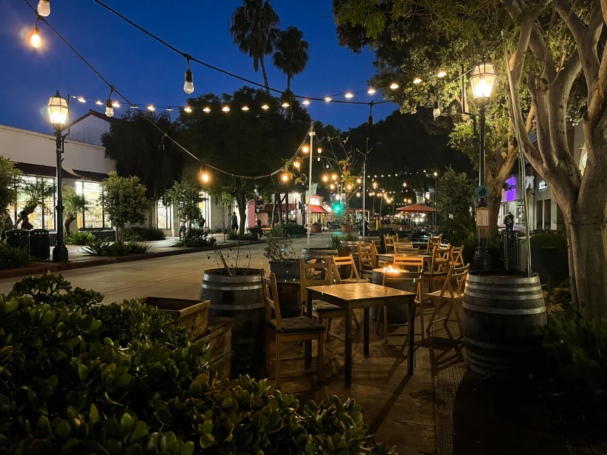 State Street in Santa Barbara is dressed for dinner. (Jessica Roy/Los Angeles Times/TNS)