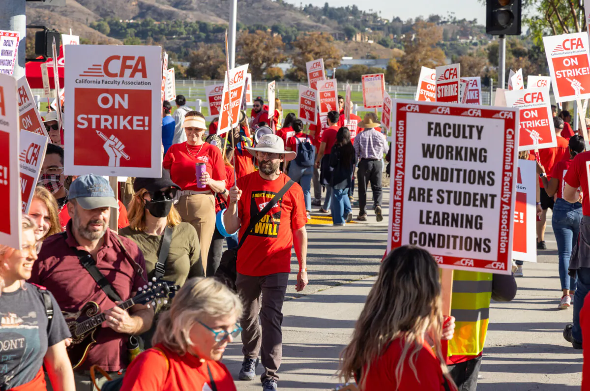 Strikers protest for higher wages and benefits at California Polytechnic State University of Pomona, in Pomona, Calif., on Dec. 4, 2023. (John Fredricks/The Epoch Times)