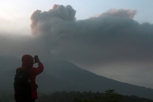 id5541412-indonesia-volcano-eruption-1.jpg
