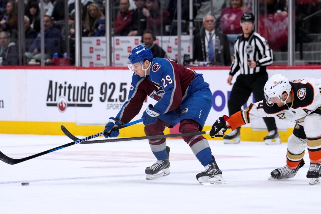 Avalanche Hold Off Ducks 3–2 With MacKinnon’s Goal And 2 Assists | The ...