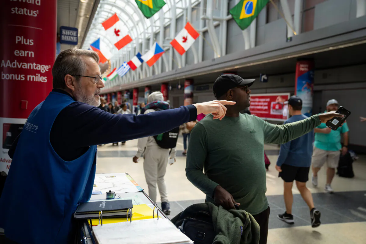 Travelers Aid service desk volunteer Jon Ziomek helps a traveler find their way at Chicago's O'Hare International Airport on Sept. 14, 2023. (E. Jason Wambsgans/Chicago Tribune/TNS)
