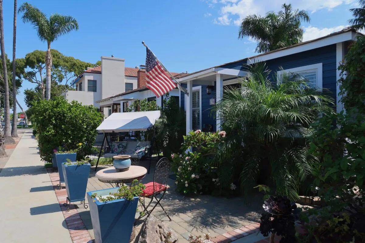 A house displaying an American flag in Seal Beach, Calif., on Sept. 9, 2023. (Sophie Li/The Epoch Times)