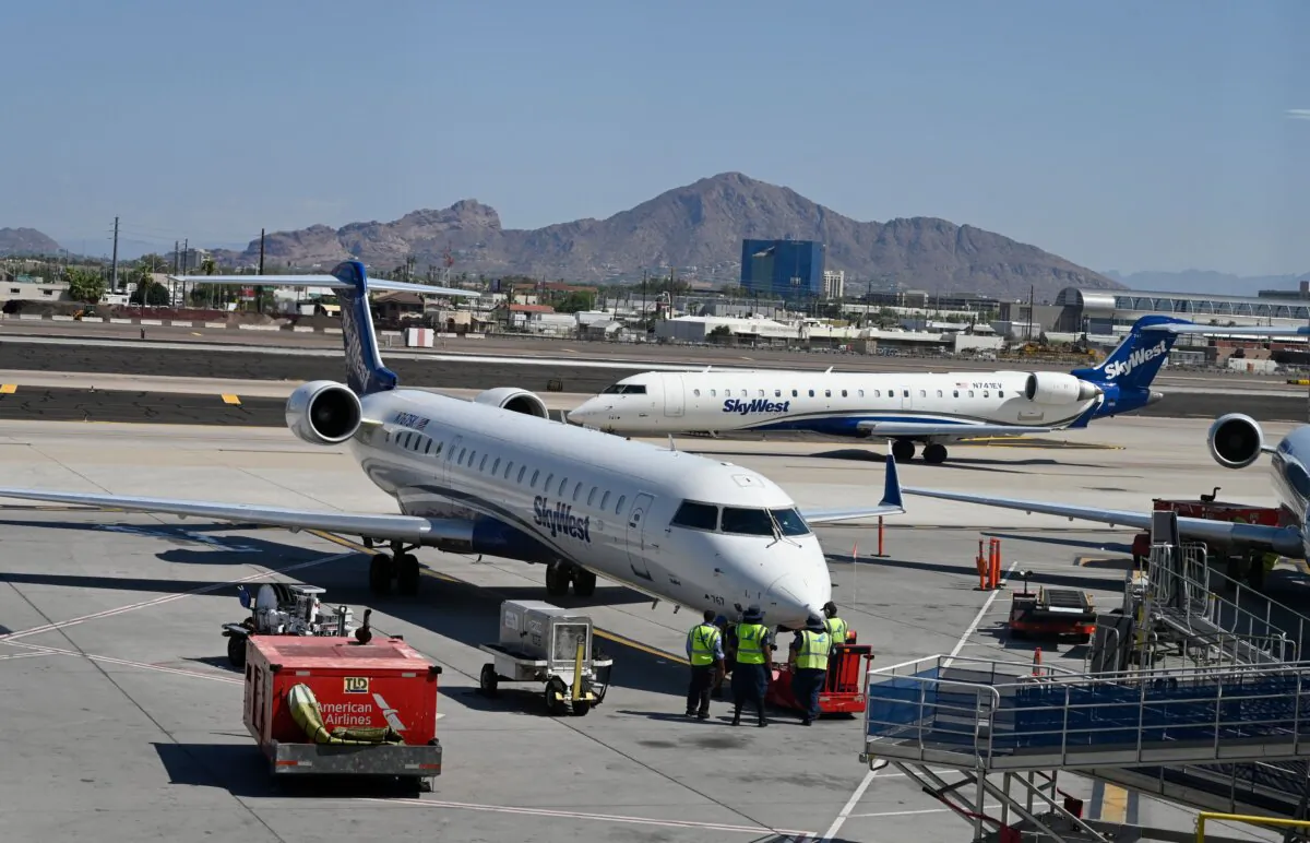 Ground crew workers service an Skywest plane in a file photo. (Daniel Slim/AFP via Getty Images)
