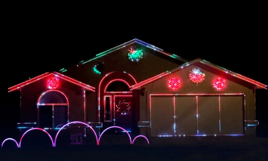 Man Who Puts Up Impressive Animated Christmas Lights Makes a Comeback With His Most Epic Show in 7 Years