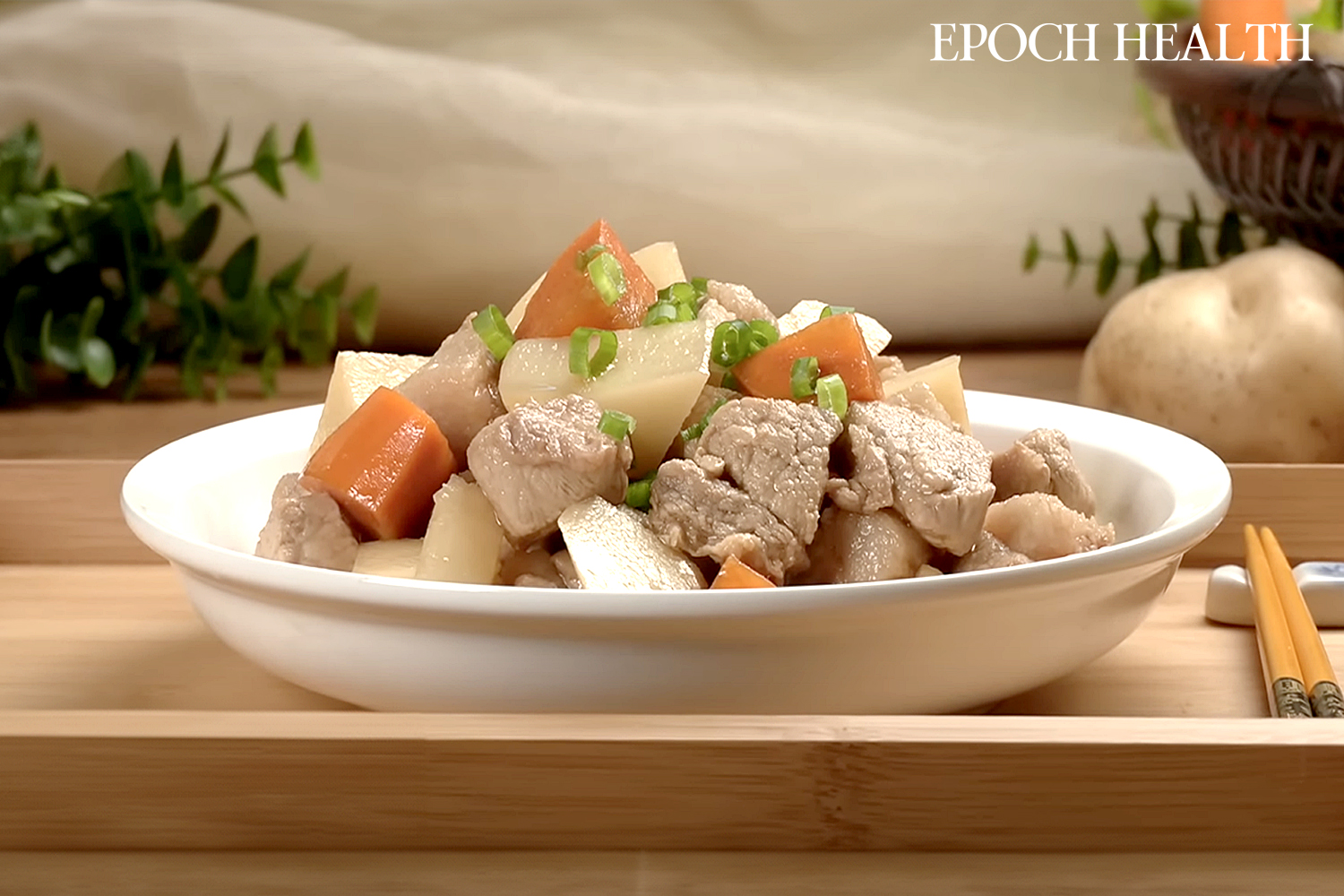 Pork and potato stew is a traditional dish known for its spleen- and stomach-nourishing effects. (The Epoch Times)