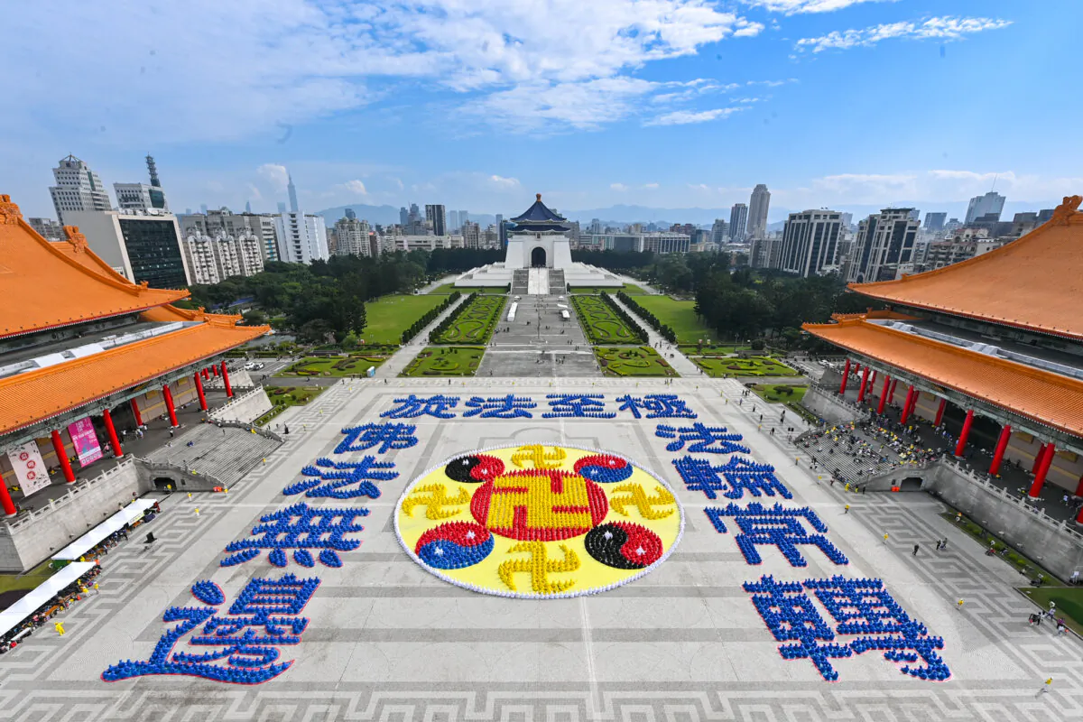 About 5,200 Falun Gong practitioners take part in a character formation at Taiwan’s Liberty Square on Dec. 9, 2023.  (Sung Pi-lung/The Epoch Times)