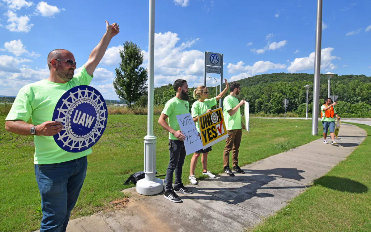 Pro-union workers demonstrate outside Volkswagen’s Chattanooga, Tenn., plant on June 13, 2019. Reuters/Nick Carey