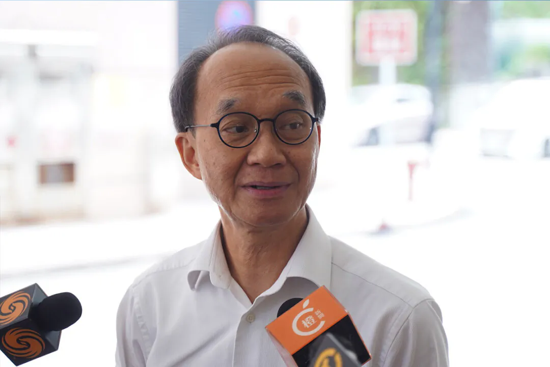 Dr. Lau Yu-lung, Chair Professor, Department of Pediatric and Adolescent Medicine, School of Clinical Medicine, The University of Hong Kong, calls on patients with milder conditions to consult their family doctor first. File picture. (Liu Junxuan/The Epoch Times)