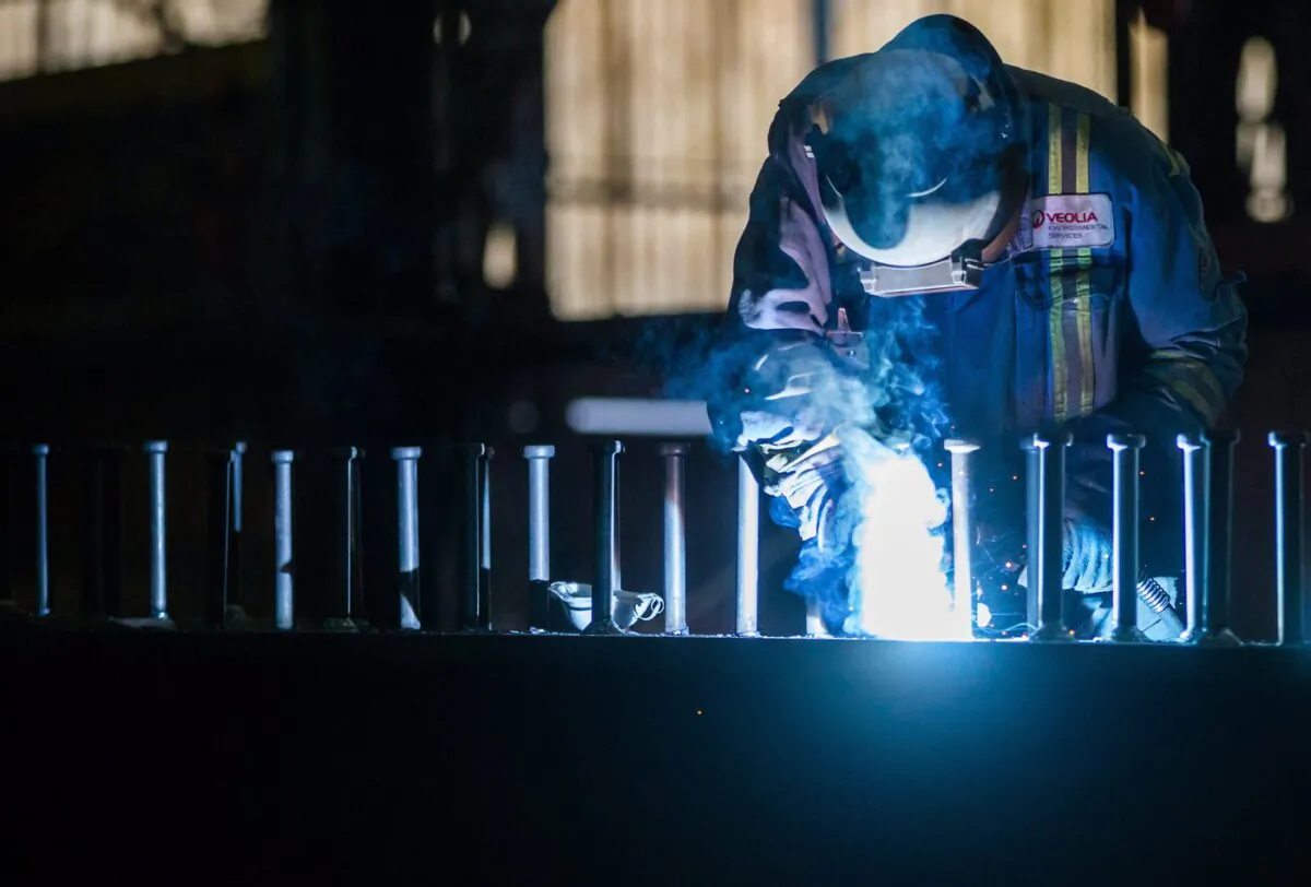 A worker welds steel in Burnaby, B.C., on March 29, 2018. (The Canadian Press/Darryl Dyck)
