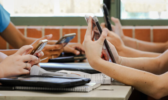 Quebec Students Forbidden From Using Cellphones in Classrooms After Winter Break