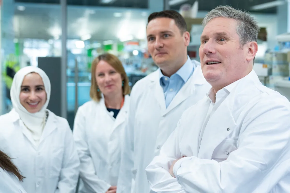 Labour Party leader Sir Keir Starmer (R) and shadow health secretary Wes Streeting (R2), meeting scientists during a visit to the Francis Crick Institute in north London on May 12, 2023. (Stefan Rousseau/PA Wire)

