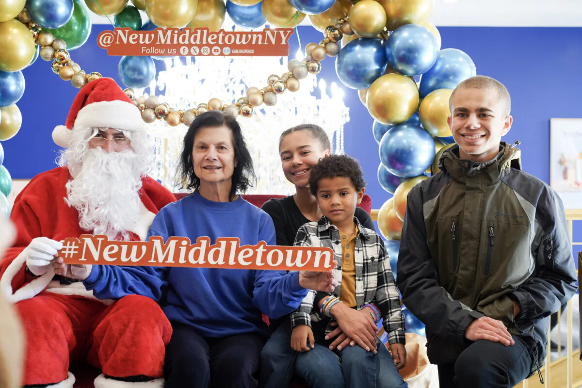 Linda Jansen (2nd L) and her grandchildren took a picture with Santa Claus at New Middletown store in Middletown, N.Y., on Dec. 17, 2023. (Cara Ding/The Epoch Times)
