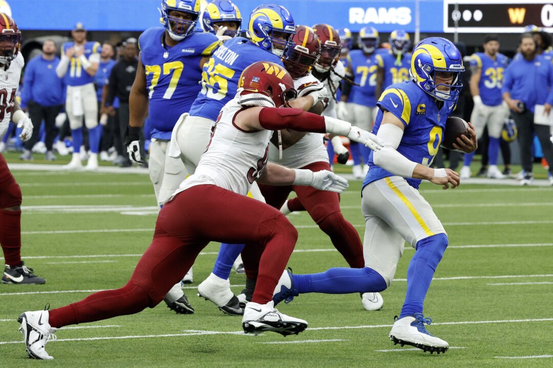 Stafford Throws 2 TD Passes, Rams In NFC Playoff Race With 28–20 Win ...