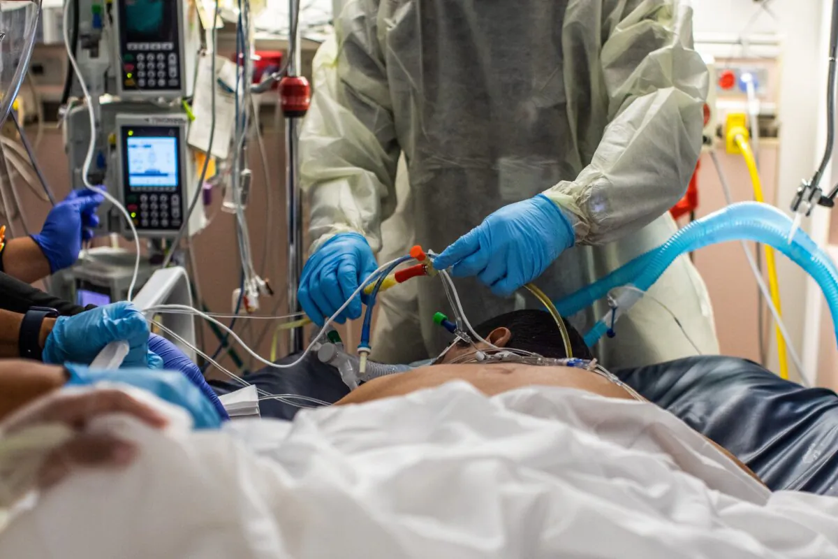 Health care workers attend to a patient at the Cardiovascular Intensive Care Unit at Providence Cedars-Sinai Tarzana Medical Center in Tarzana, Calif., on Sept. 2, 2021. (Apu Gomes/AFP via Getty Images)