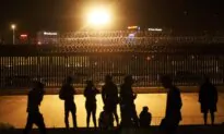 US Suspends Railway Operations at 2 Texas Checkpoints Amid Migrant Influx